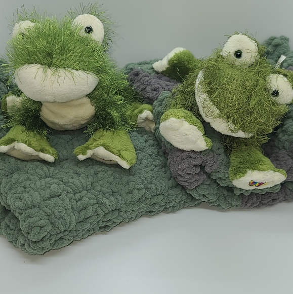 Fuzzy Frog Lovie - Picture 3 of 3